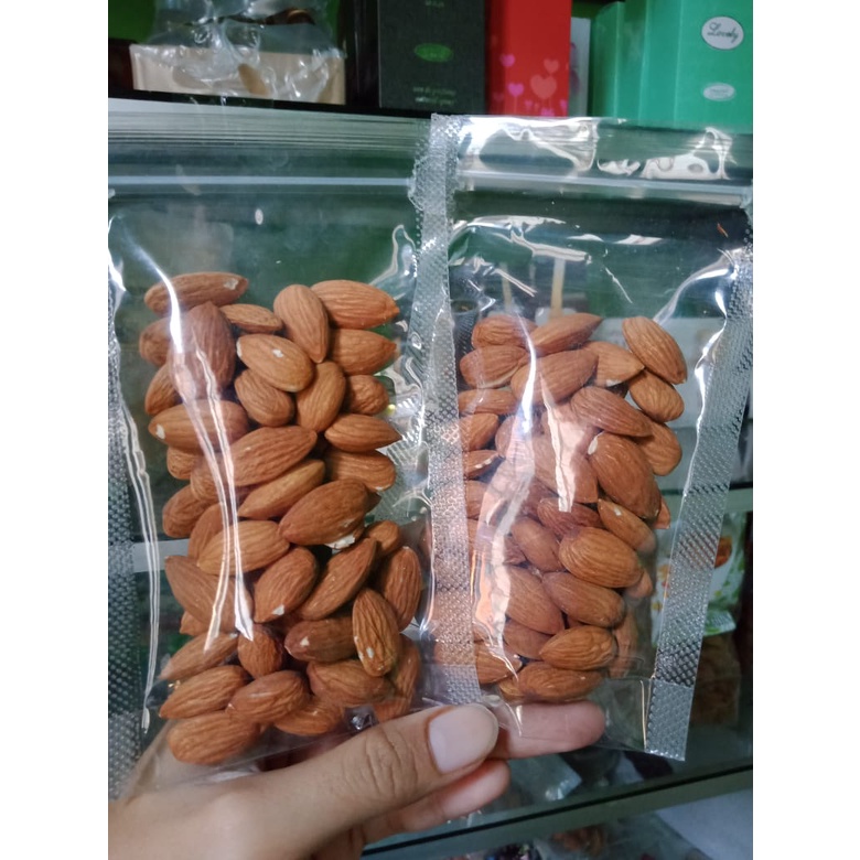 

PROMO !! kacang almond panggang matang ( SIAP MAKAN) / Kacang Almon kupas renyah original GRATIS ONGKIR kemasan ecer harga grosir hanya di grosir jajanan arab oleh oleh haji dan umroh cemilan enak murah bergizi
