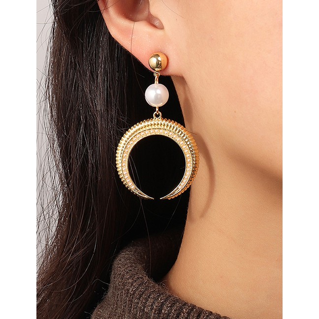 LRC Anting Tusuk Fashion Gold Color Geometric Crescent Alloy Pearl P88899