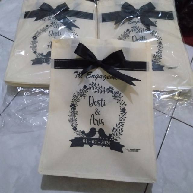 

tas sablon uk box 22x22 + dus snack.. warna krem pita hitam