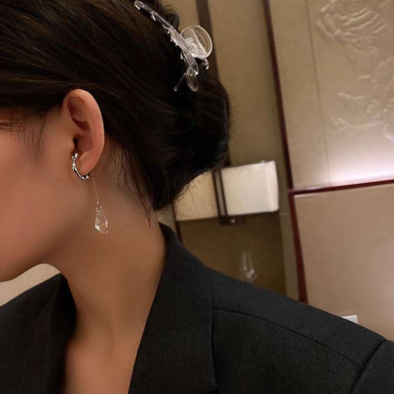 Anting Klip Tanpa Tindik Model Rumbai Panjang Aksen Kristal Gaya Korea Retro