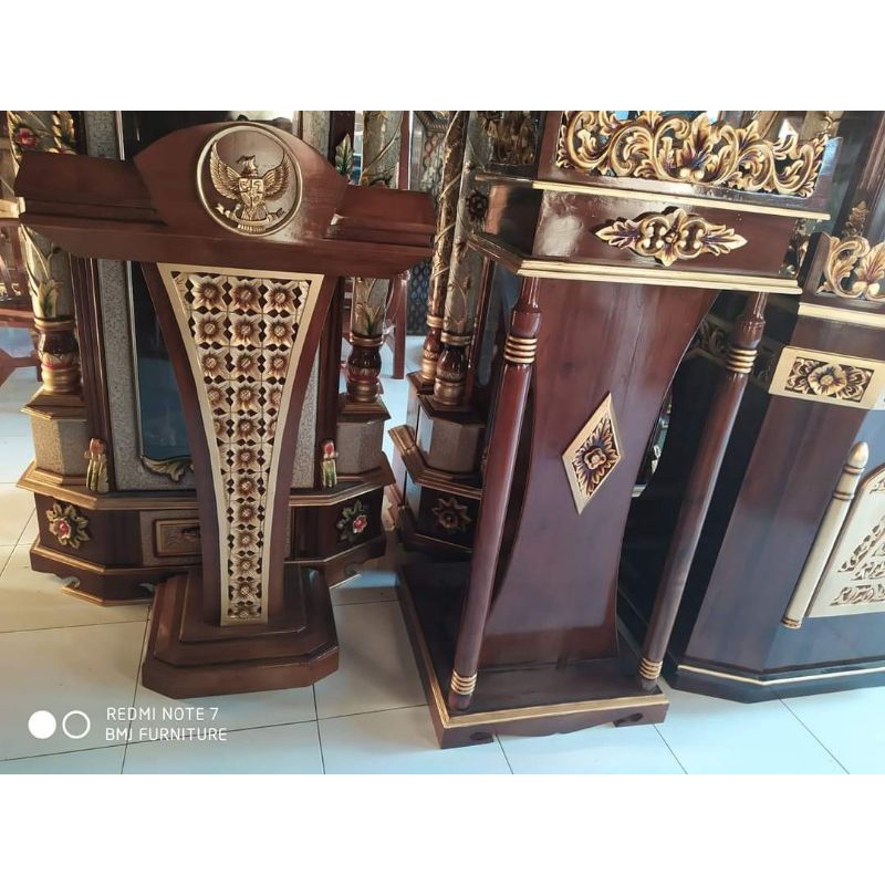 mimbar kecil atau podium presiden