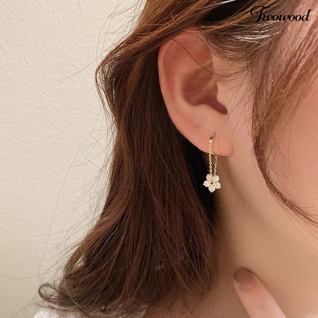 1 Pasang Anting Rantai Desain Bunga Warna Emas