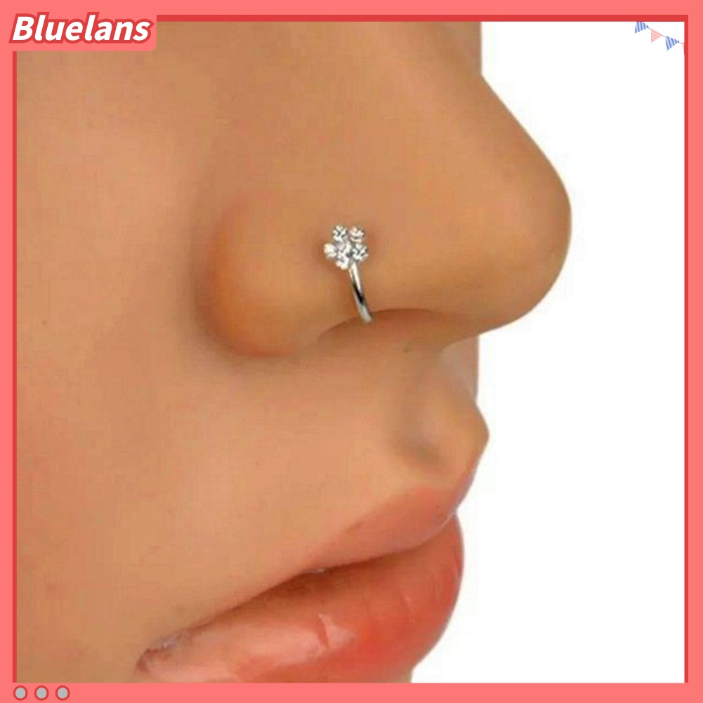 1pc Cincin Stud Tindik Hidung Desain Plum Blossom Aksen Berlian Imitasi Untuk Wanita