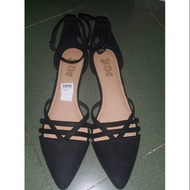 Brash flat shoes runcing