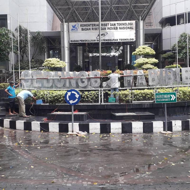 

GEDUNG HURUF TIMBUL NEON BOX PAPAN NAMA