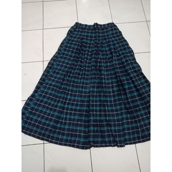 ROk panjang lebar model payung motif flanel kotak kotak