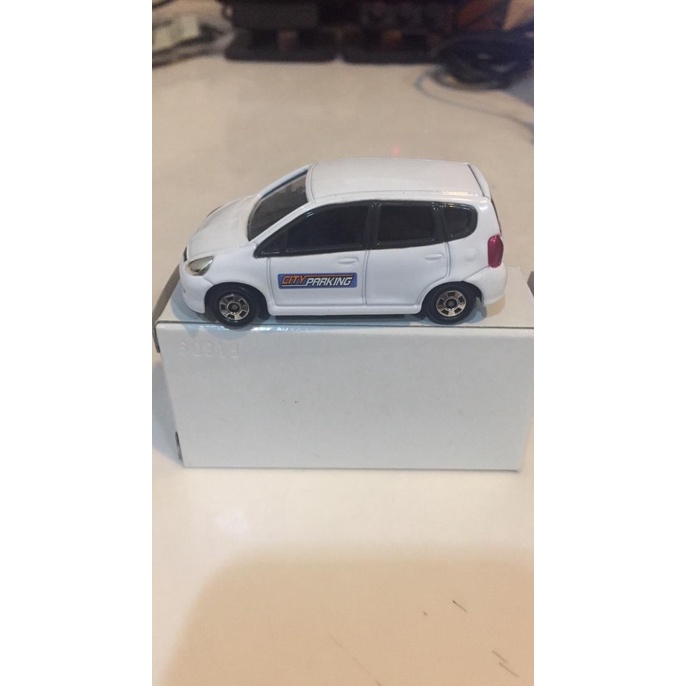 Tomica honda fit jazz city parking white