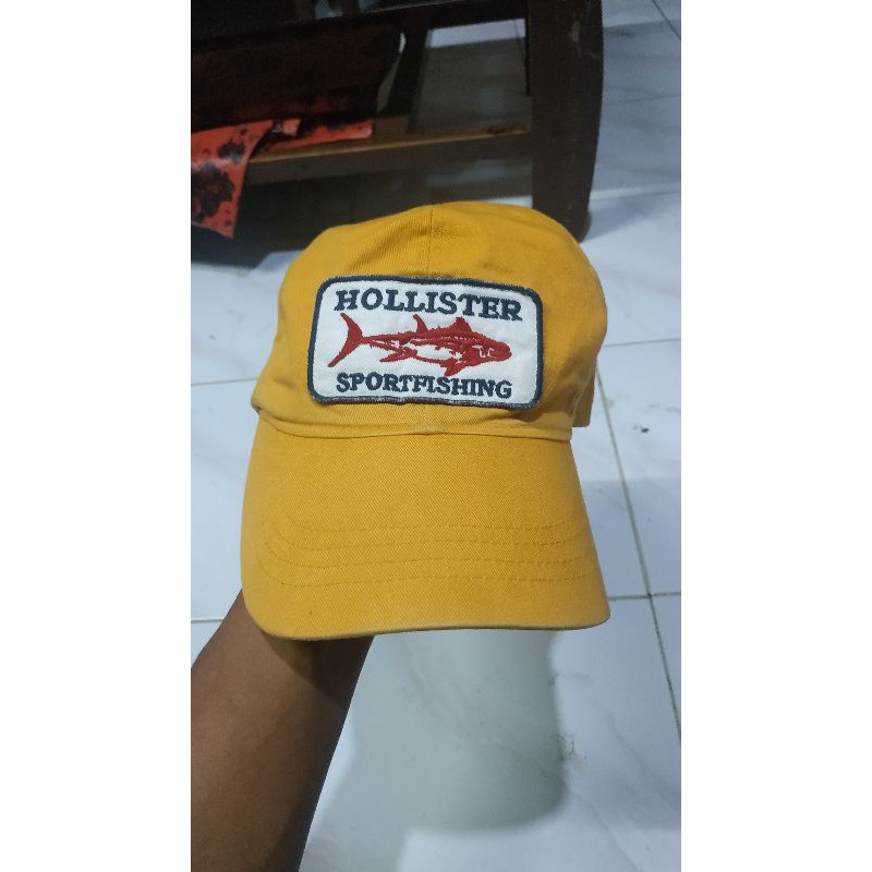 topi hollister second