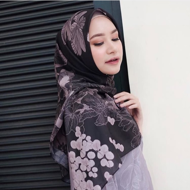 Vanilla Hijab winter scarf black Preloved