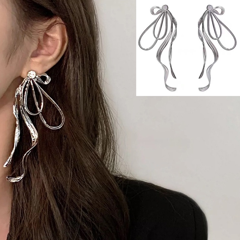 Anting Tusuk Gantung Bahan Metal Desain Pita Asimetris Kreatif Untuk Wanita