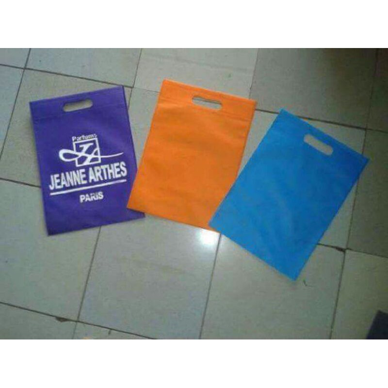

Goodiebag Tas Oval 30 x 40 Per pack Isi 20 pcs / Tas Spunbond Plong 30x40 / Tas Spunbond Oval