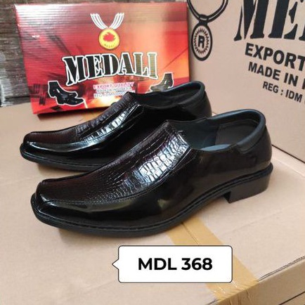 Sepatu kulit pria pantofel kantor sepatu kerja formal tampil lebih keren