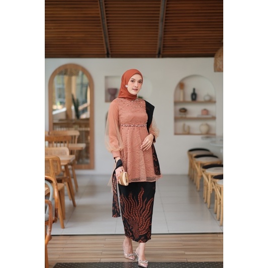 (Akita-nadine tunik series Teracotta) set couple kebaya wanita &amp; kemeja batik pria. kebaya wisuda kebaya kondangan kebaya lamaran bahan lace premium