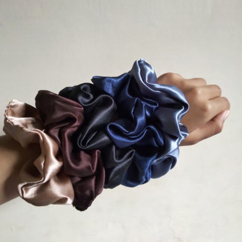 Scrunchies Satin Warna Gelap Kuncir Rambut Tidak Pusing