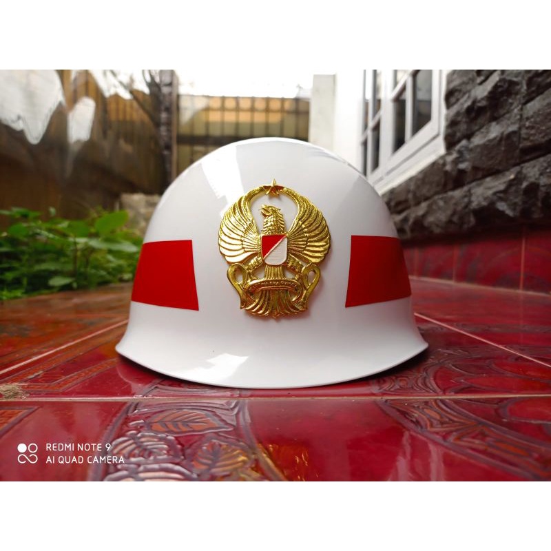 helm komandan upacara tni ad