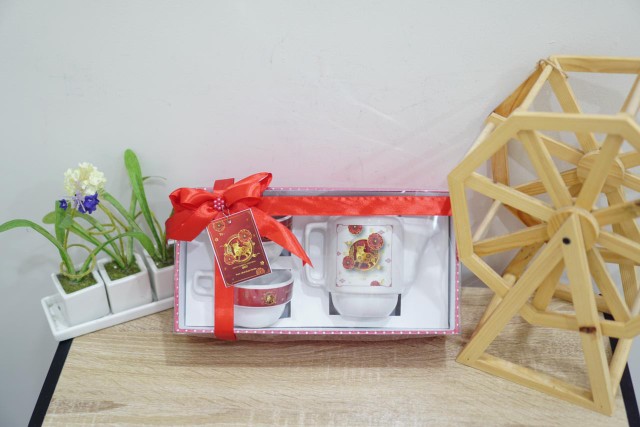 Minim 25pcs Souvenir One Month Hamper / Souvenir Teapot / Teko Susun 2 Cangkir (mika Hard Box)
