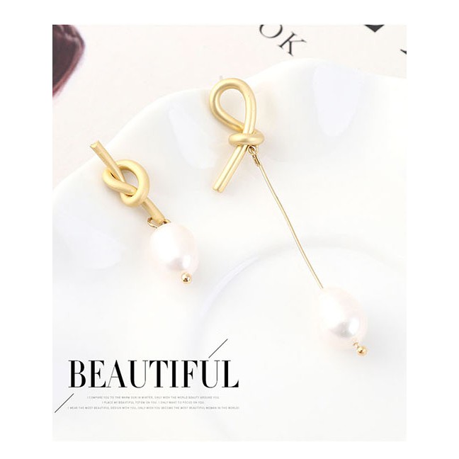 LRC Anting Tusuk Fashion Gold Plated Gold Asymmetric Pearl S925 Silver Needle Earrings Y62829