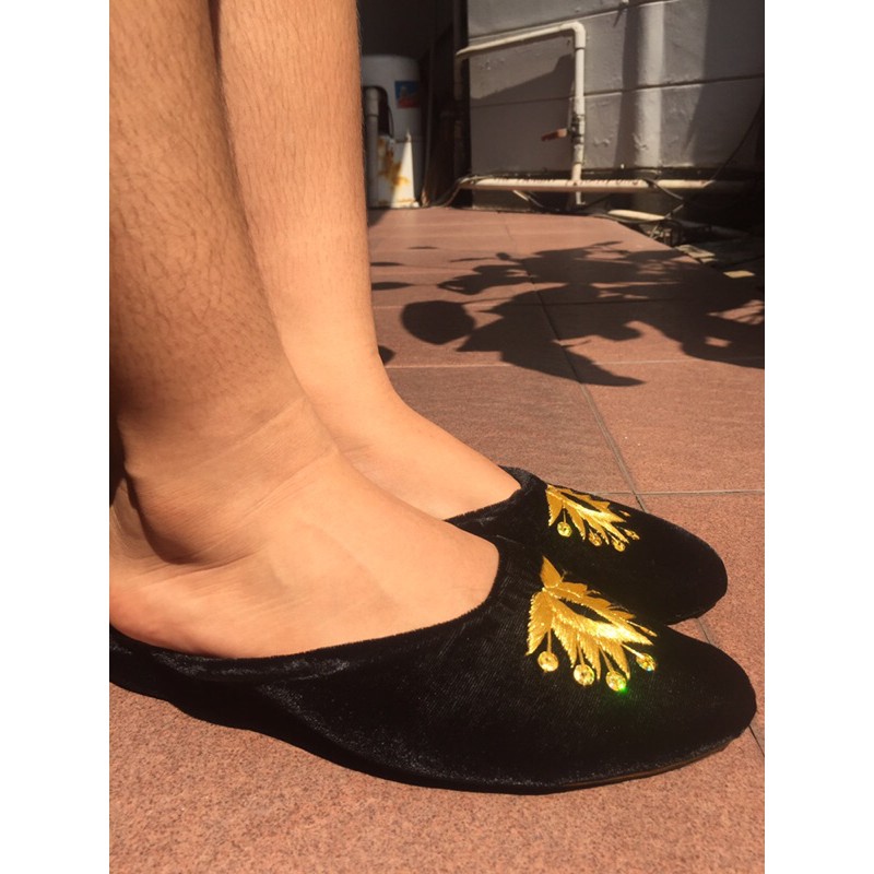 AsesorisWanita utk Pernikahan Adat Jawa:Selop wrn Hitam & Kuning Gading.Baru.Bahan:Kain.Model:Simple
