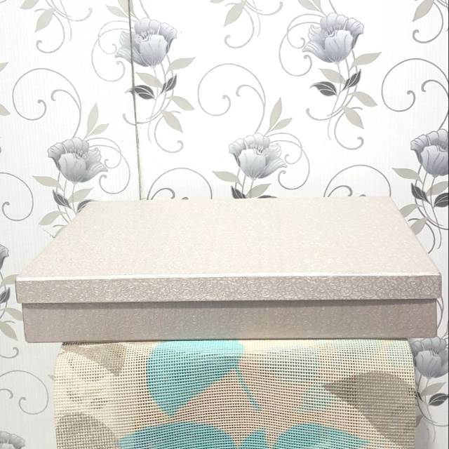 

Kotak Kado/Gift Box Exclusive Emboss Full Lapisan Akar Silver Polos