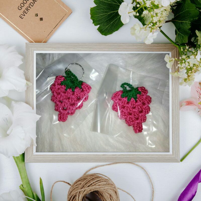 (Termurah) Souvenir Gantungan Kunci | Bros Bunga | Gantungan Tas | Souvenir Ganci Rajut Strawberry