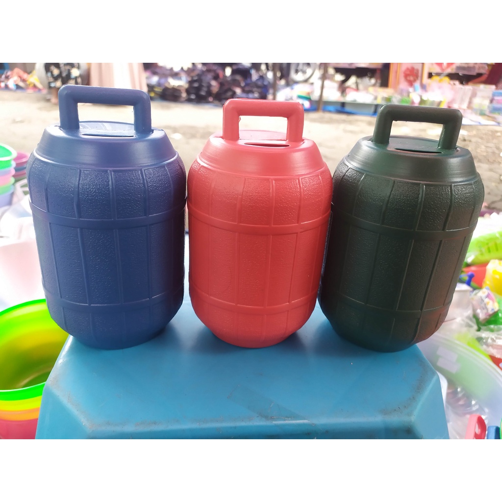 celengan kecil / celengan plastik / celengan uang.