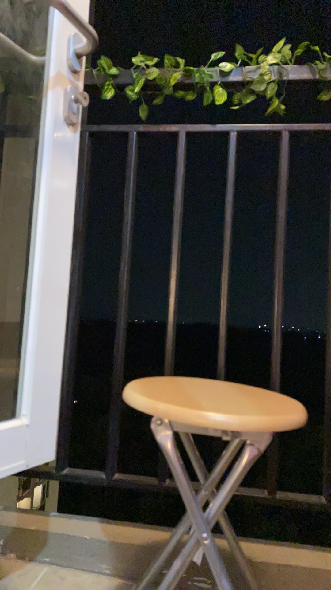 Kursi Lipat Kayu Warna Coklat Tua Dan Coklat Muda