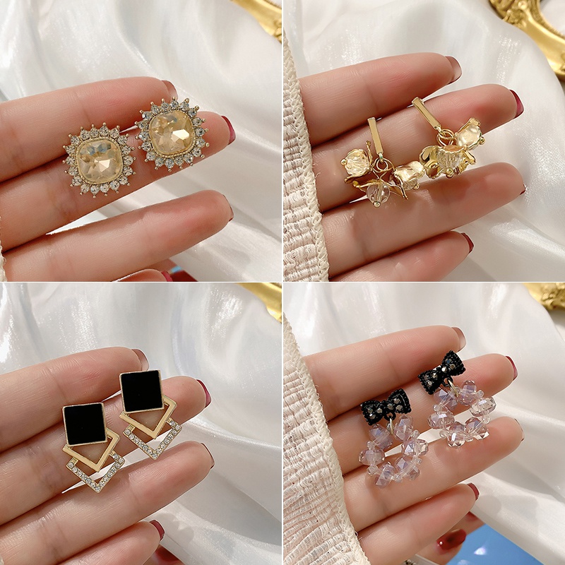 Anting Stud Panjang Aksen Mutiara Bahan Logam Gaya Korea Untuk Wanita