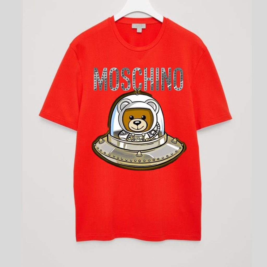 Clothing May - Kaos Moschino Uvo Kaos Koas Dewasa Anak Karater Distro Kekinin T Shirt Tshirt T-Shirt Premium Murah Unisex Wanita Perempuan Pria Laki-Laki Cowok Cewek Bahan Cotton Combed 30S Katun Kombed Sablon Dtf Murah Premium Oversize Kaus Oblong