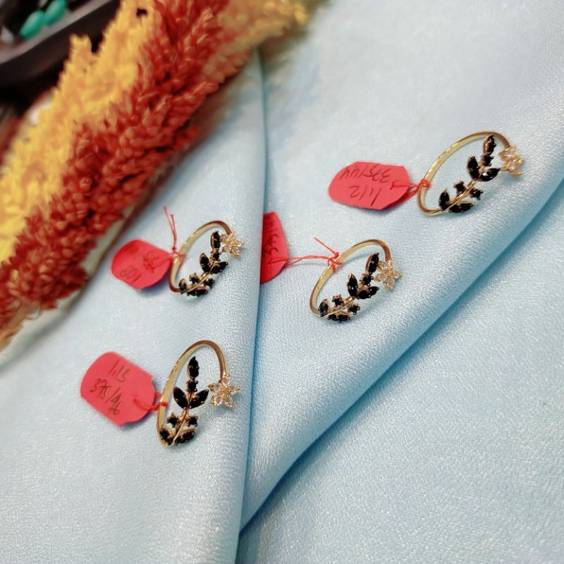 cincin mata daun hitam bunga putih emas 375