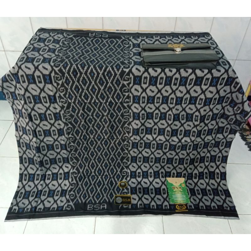 SARUNG Motif Kawung Hitam Bahan Rayon Adem Kemasan Dompet Exclusive Terbaru Harga Murah Kwalitas Ter