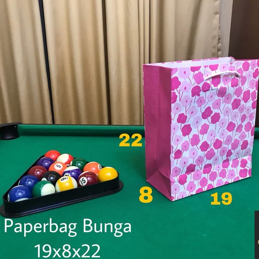 

PAPERBAG MOTIF BUNGA UKURAN 19X8X22 / GOODIEBAG MOTIF BUNGA MIN ORDER 20PCS KELIPATAN ORDER 20PCS