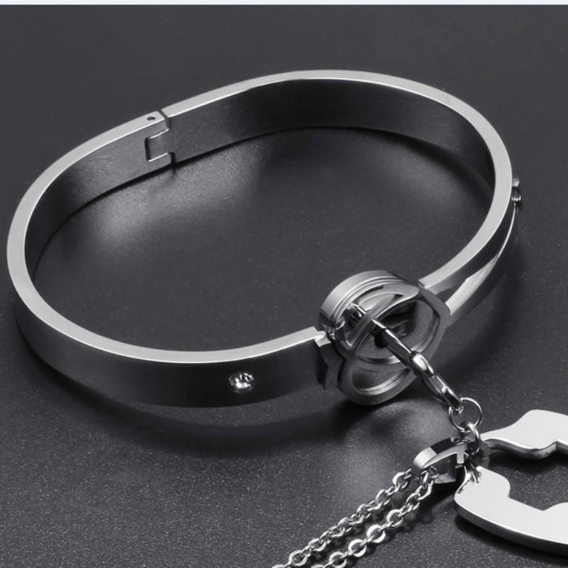 2pcs / Set Kalung Liontin Kunci Hati Bahan Stainless Steel Warna Silver