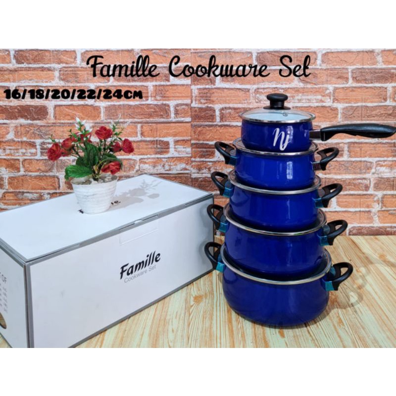 Famille Cookware Set