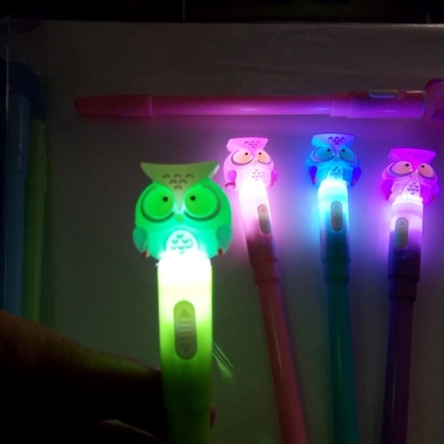 

Bolpen lampu karakter