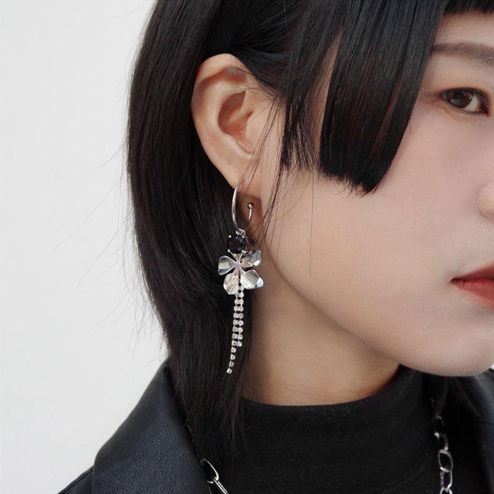 Mxbeauty Asimetris Bunga Anting Berlian Imitasi Temperamen Perempuan Perhiasan Desain Rasa Hadiah Yang Indah Wanita Ear Studs