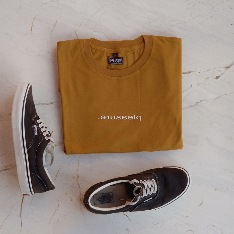 PLEASURE | MIRROR TSHIRT MUSTARD SMALL LOGO