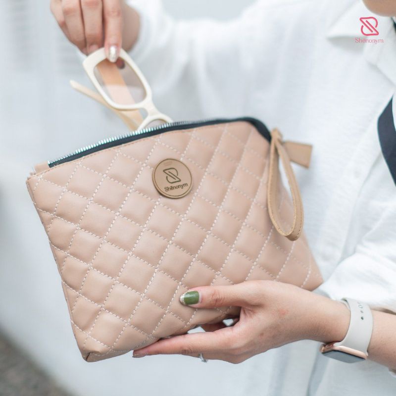 READY STOK SIAP KIRIM KYRA POUCH BY SHENONYM WARNA LATTE POUCH CANTIK MURAH POUCH WANITA LUCU