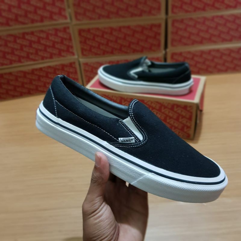 VANS SLIP ON HITAM CLASIC  MADE IN CINA BNIB BEST SELLER