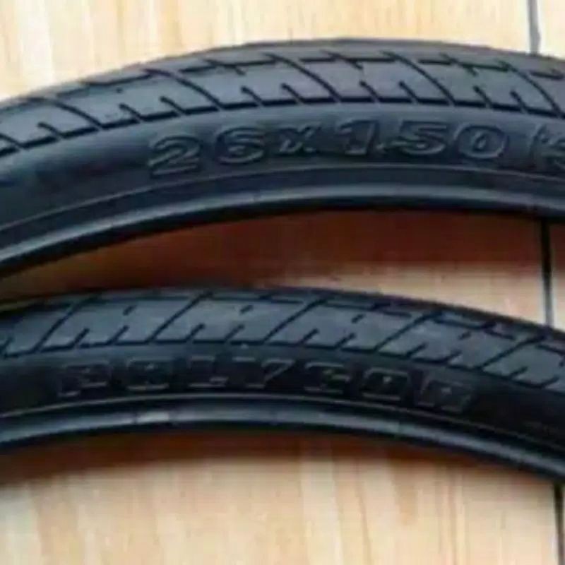 Sepasang Ban Luar Polygon 26 x 1.50 warna hitam ukuran 26 x 150 sepeda