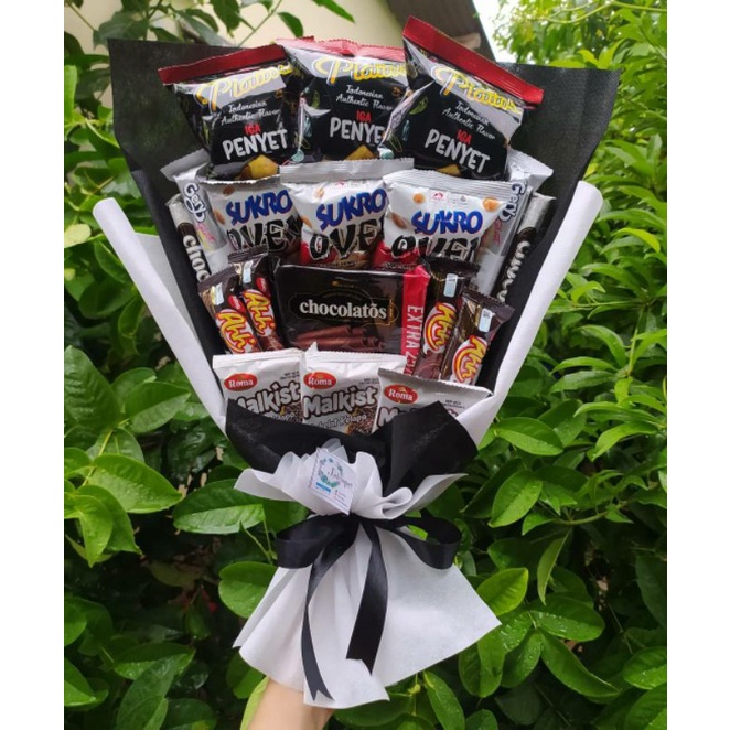 (S) Buket SNACK HITAM PUTIH COWO ELEGAN/paket/bingkisan Snack Ulang Tahun/Ultah/ Wisuda/Kado/Hadiah