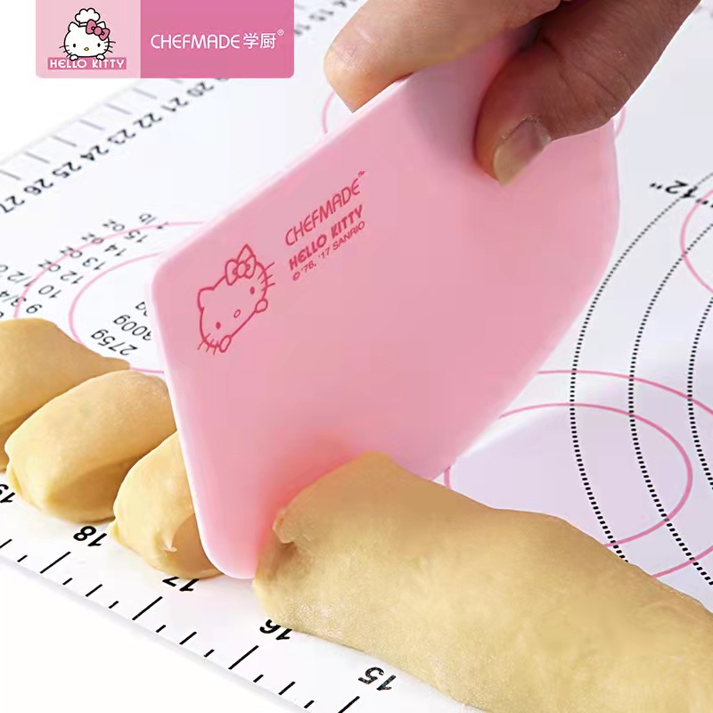 Hello Kitty Chefmade KT7005 Dough Cutter Scraper Plastic Pisau Pemotong Adonan Roti Plastik Warna Pink