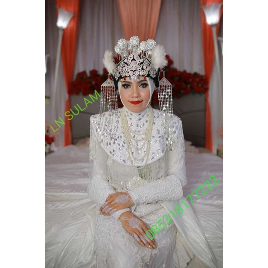 Adat Ternate Maluku utara stelan gaun pengantin wanita dan Aksesoris pengantin cantik mewah anggun motif fashion modern natural dan dengan bordiran dan payetan kokoh dan puring dibagian dalamnya juntai jurai bride untuk gaun wedding pengantin fashion