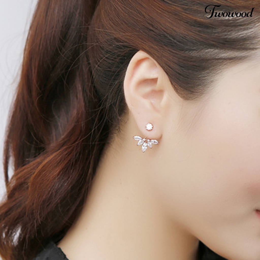 1 Pasang Anting Stud Bentuk Bunga Aksen Berlian Imitasi Bahan Alloy Untuk Wanita