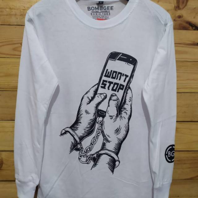 Kaos lengan panjang Bombboogie putih motif tangan tuhan