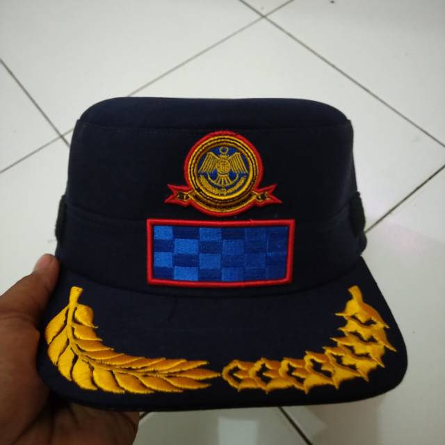 Topi komando Eselon 3