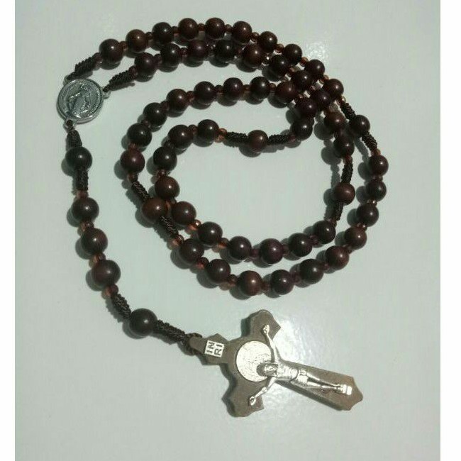 Rosario kayu stigi salib Benediktus Itali