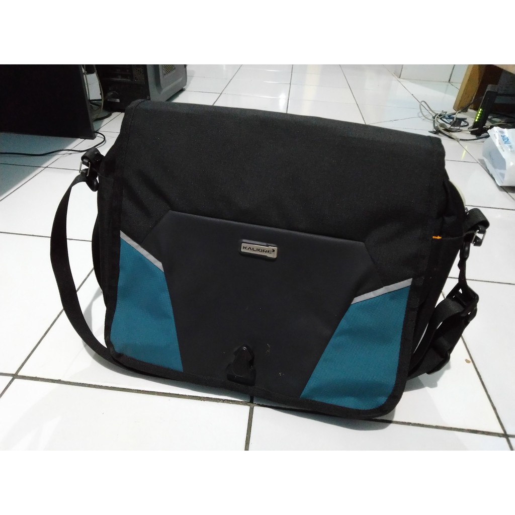 Tas Selempang Kalibre 920451 Invoker 02 Warna Black-Tosca