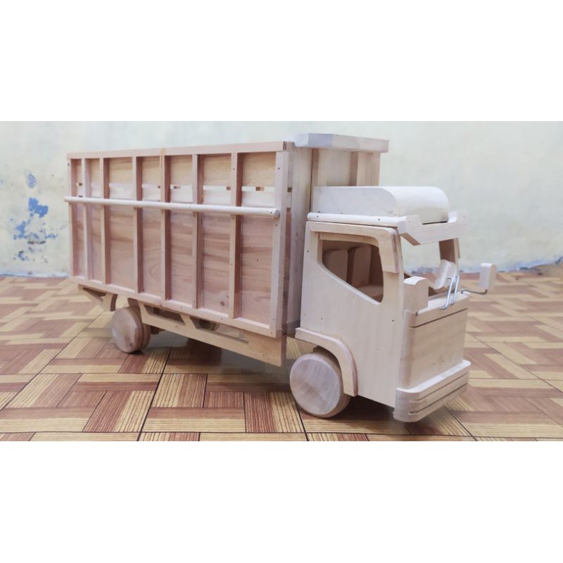 Mainan truk kayu / miniatur truk