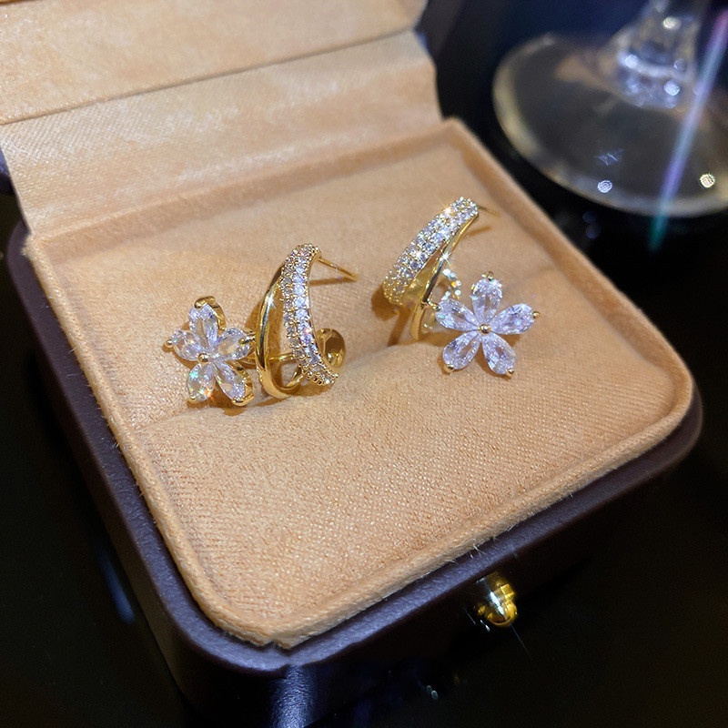 Anting Stud Desain Bunga Aksen Berlian Bahan 925 Silver Gaya Korea Untuk Wanita