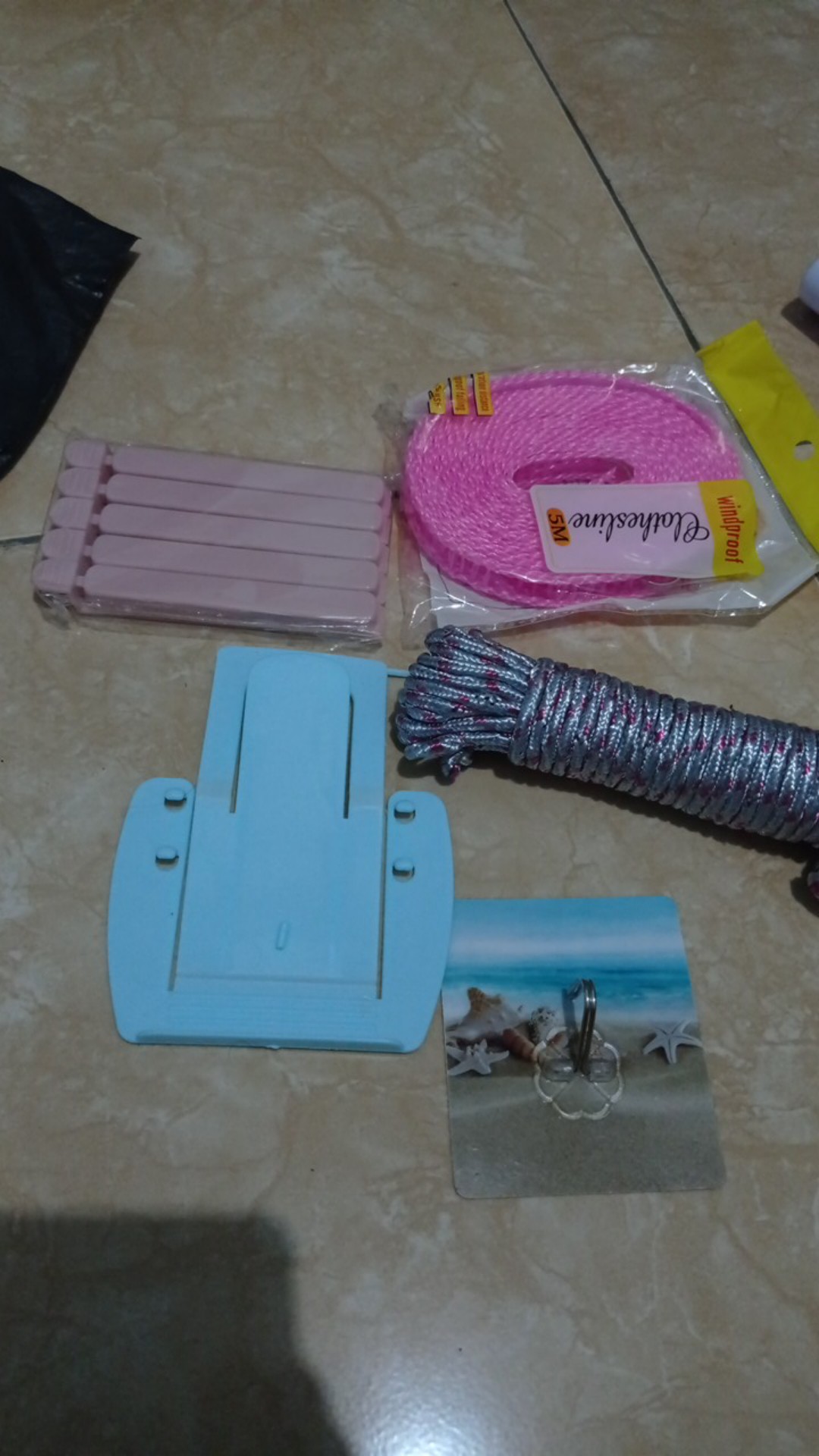 Gantungan Baju Tempel Hhook Motif Karater Serbaguna